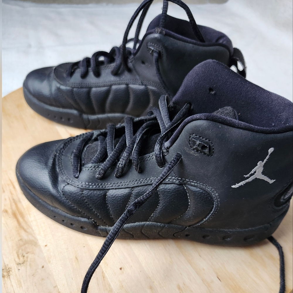 Jordan Black Sneakers Sleek Design
